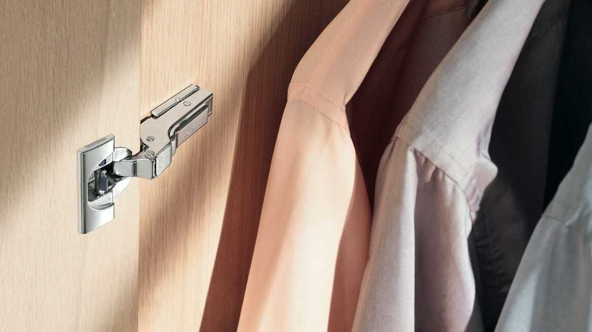 Khám Phá Top 7 Loại Bản Lề Blum Giảm Chấn Cho Cánh Tủ Vận Hành Êm Ái 1 Khám Phá Top 7 Loại Bản Lề Blum Giảm Chấn Cho Cánh Tủ Vận Hành Êm Ái