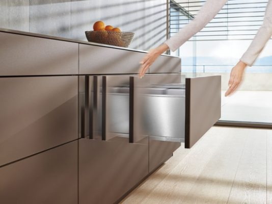 Ray trượt giảm chấn Blum là gì? Ưu điểm nổi bật gì so với ray thường 1 ray trượt giảm chấn