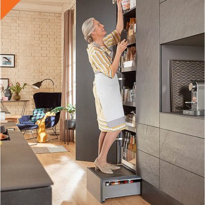 10 phụ kiện tủ bếp cần có cho gia đình 10 anh buc thang ngan keo Blum Space Step