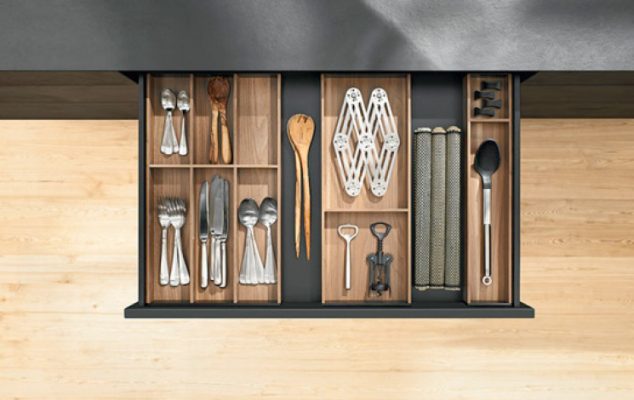 10 phụ kiện tủ bếp cần có cho gia đình 6 anh1 khay chia Blum Ambia Line cho ray legrabox M