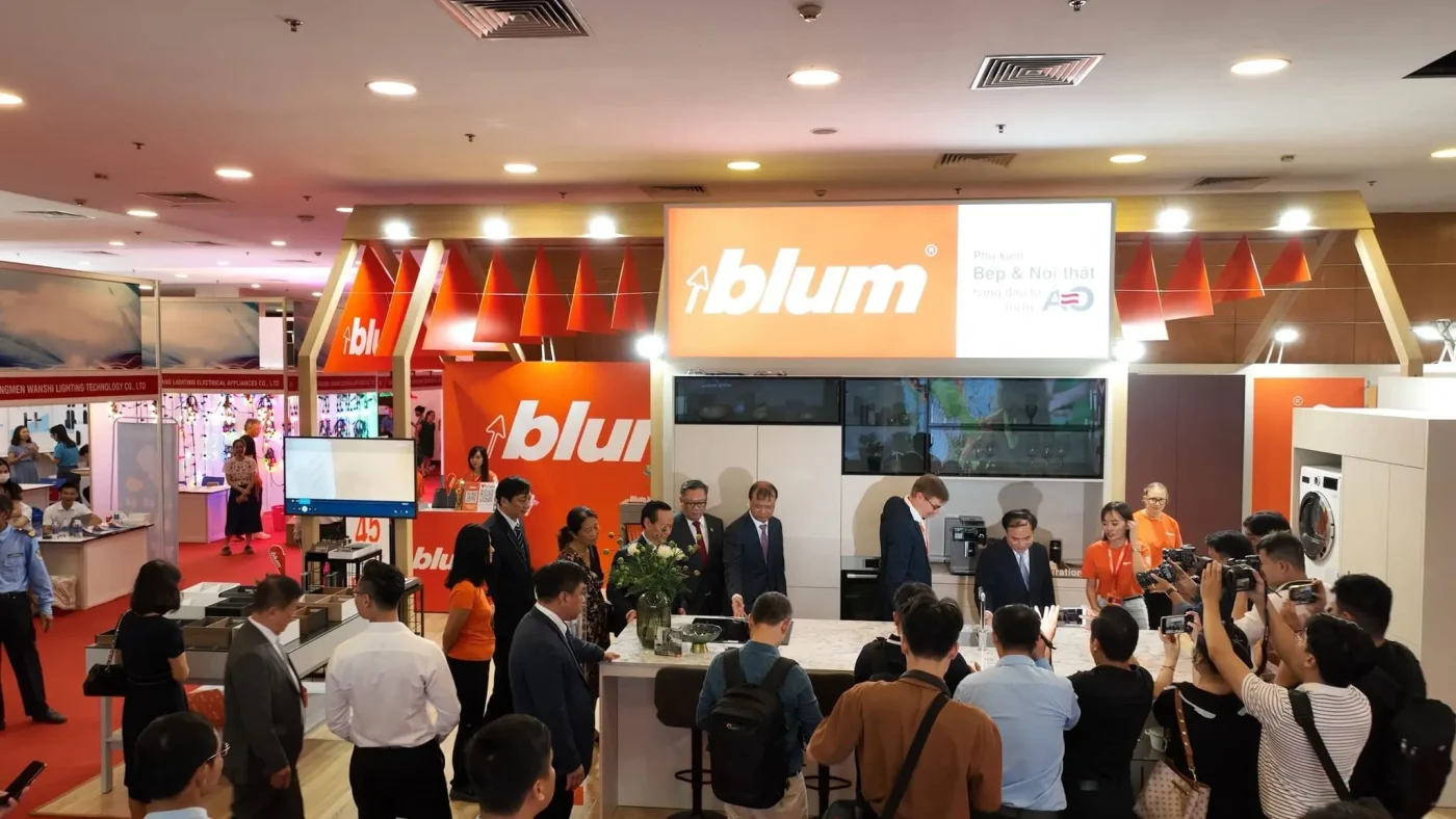 Trưng bày phụ kiện Blum và khách hàng lựa chọn mua
